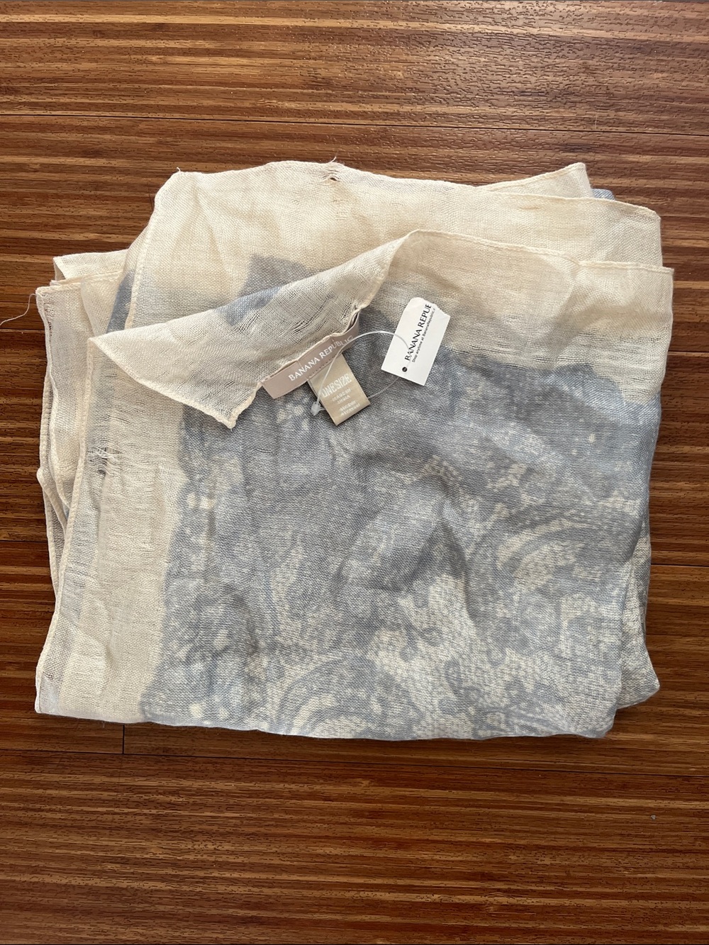 SEE PHOTOS - NWT Banana Republic scarf